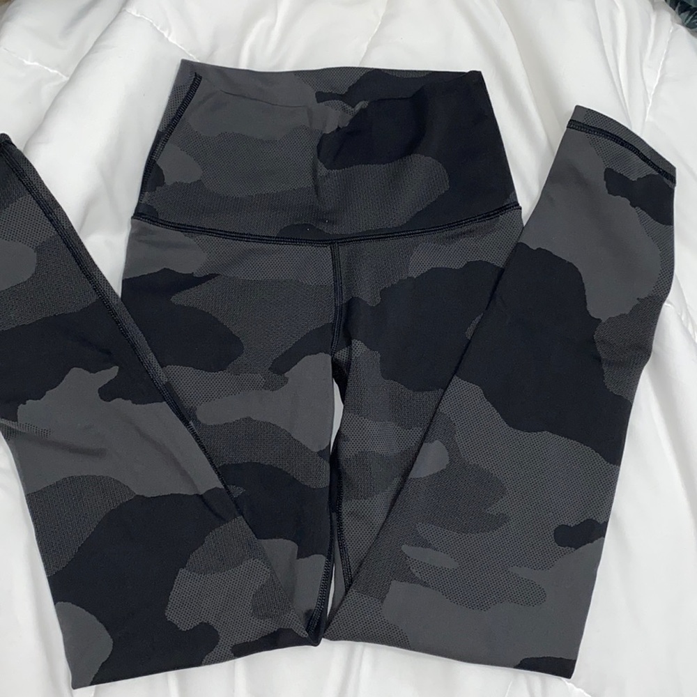American eagle black camo PLAY leggings
